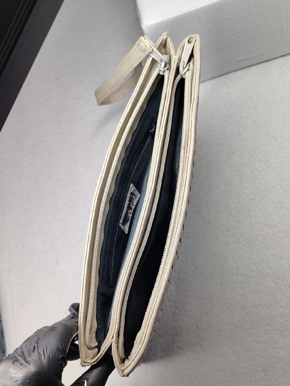 De Numa brand bag features a distinctive woven leather exterior neutral beige - Picture 4 of 10